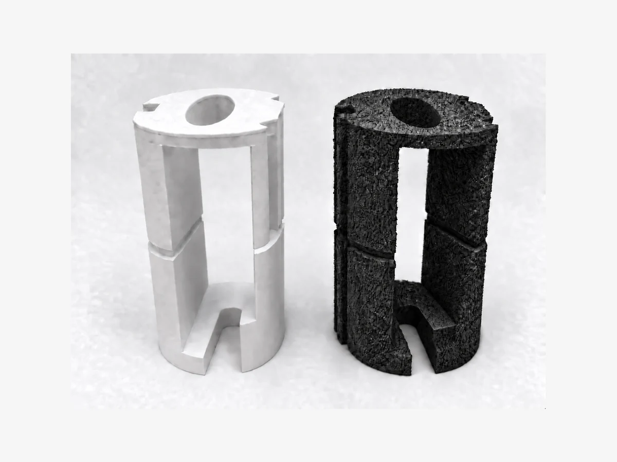 Illustration d’application adaptée : vue des cavités ouvertes du prototype blanc imprimé en 3D et de la pièce pilote noire en mousse PE.