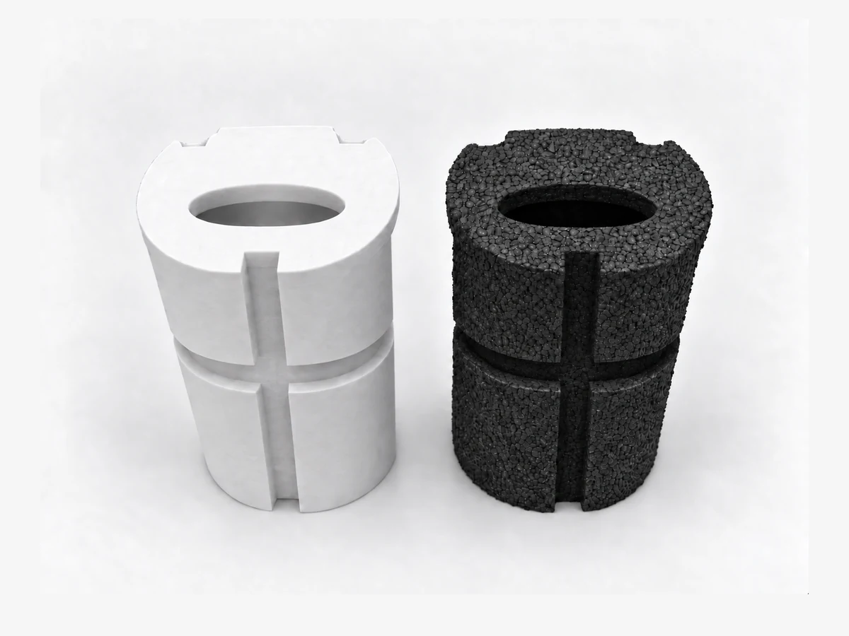 Illustration d’application adaptée : prototype blanc imprimé en 3D à côté d’une pièce pilote noire en mousse PE, vus du côté des rainures extérieures.
