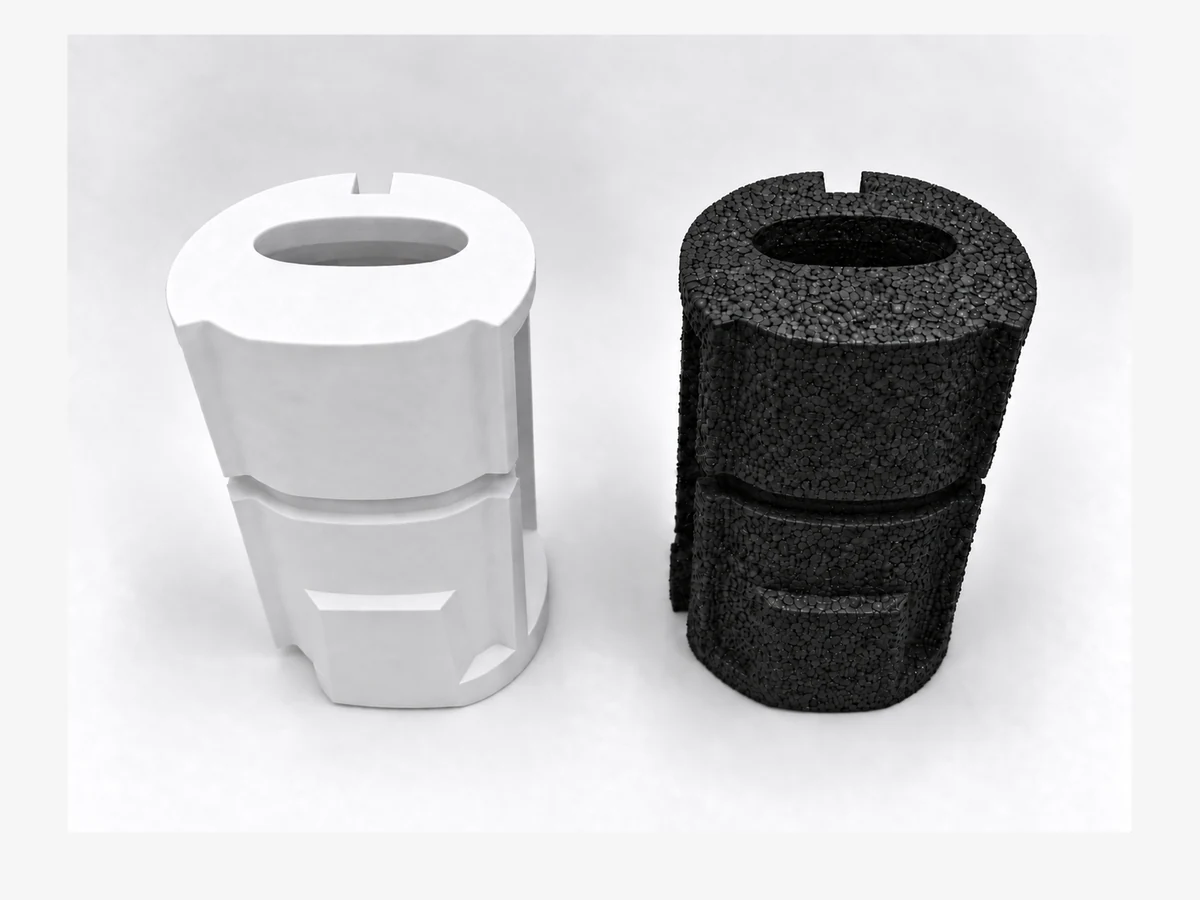 Illustration d’application adaptée : vue de la paroi opposée du prototype blanc imprimé en 3D à côté de la pièce pilote noire en mousse PE.